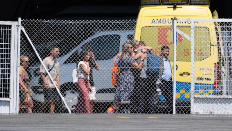 Los supervivientes del 'Argos Georgia' aterrizan en Santiago | Ver