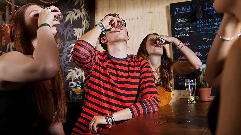 Plan de Sanidad para acabar con el consumo de alcohol entre menores | Ver