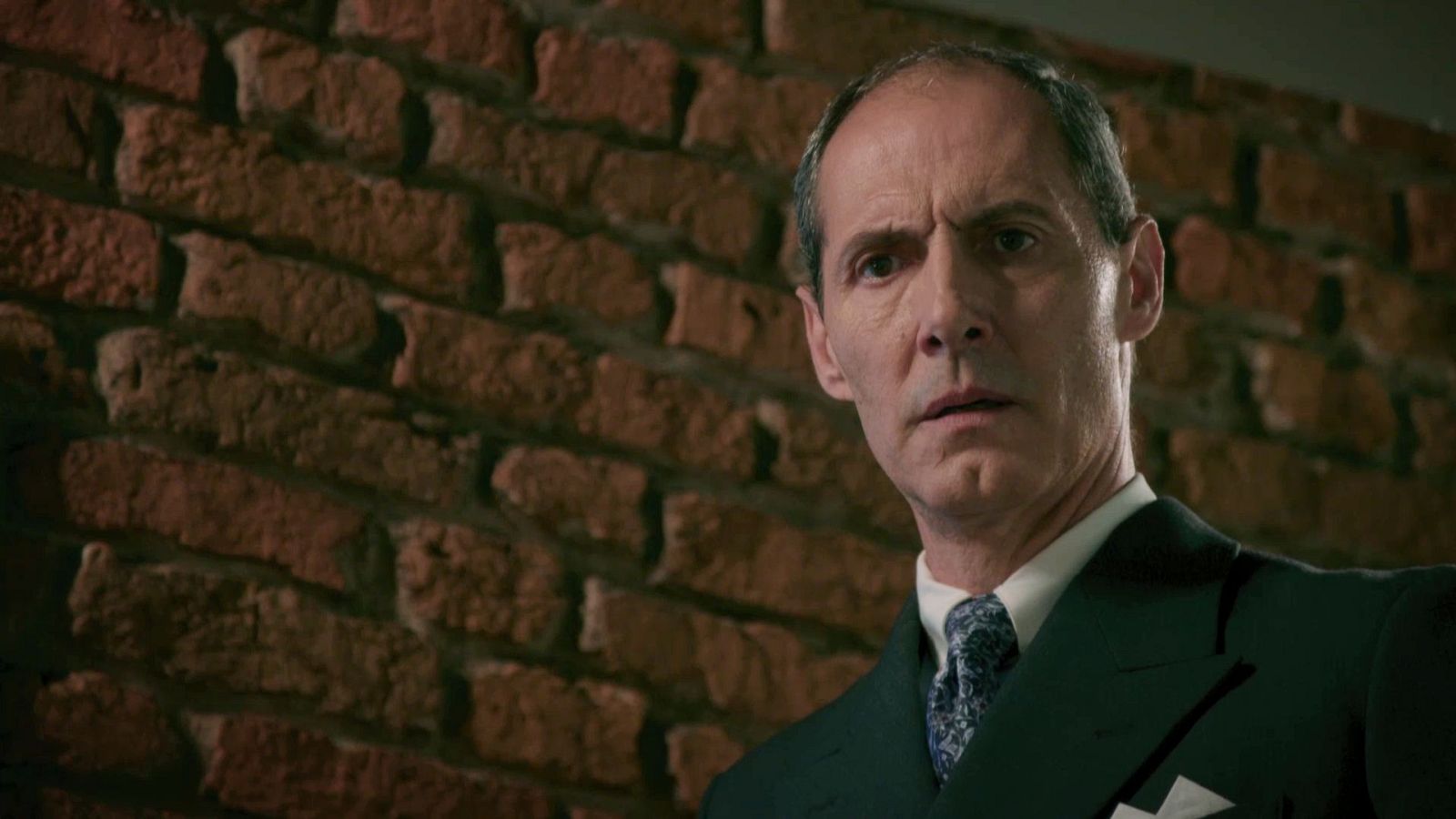 Fabio descubre a Carla en el sótano - Salón de té La Moderna | Ver