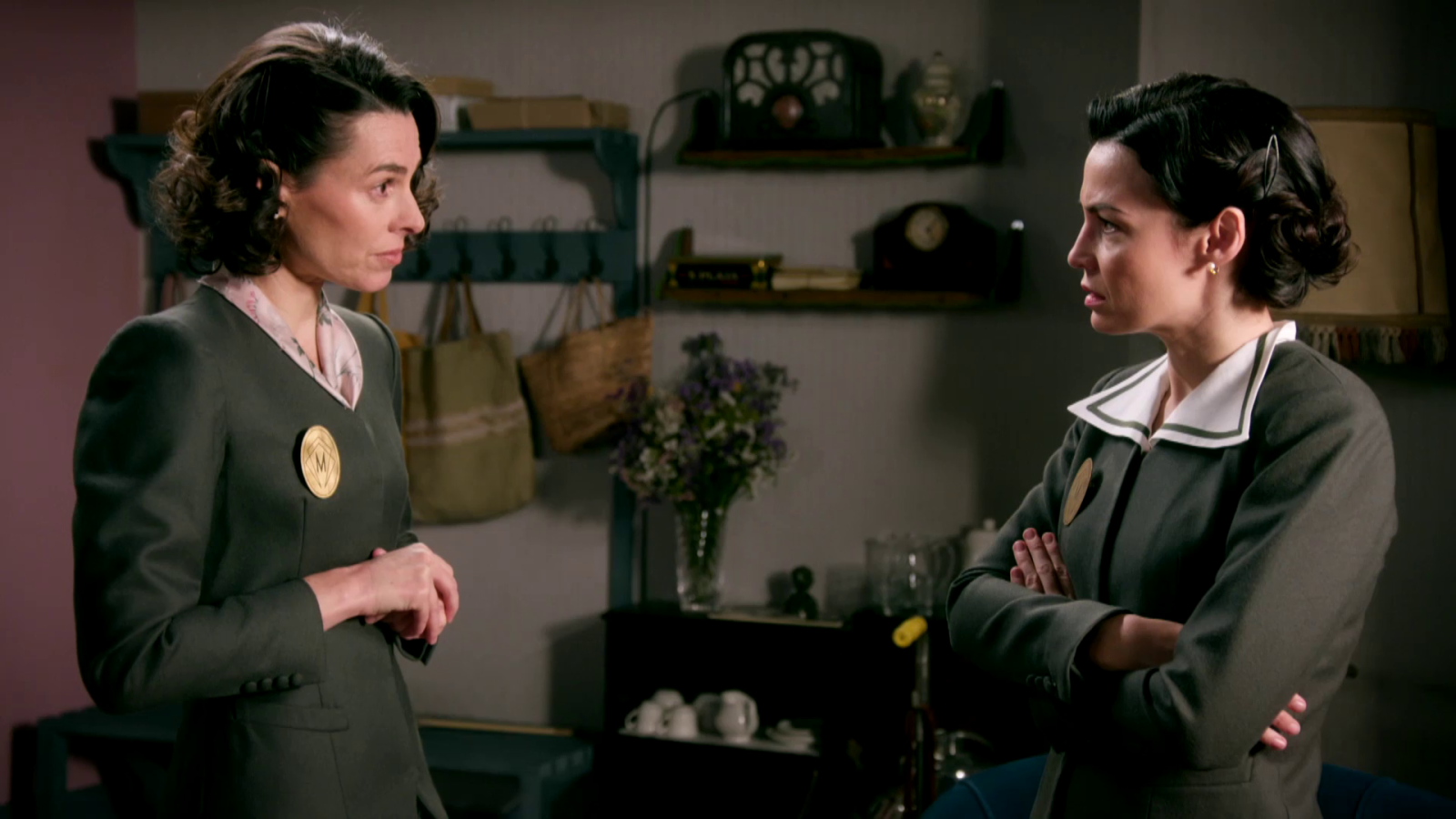 Doña Lázara le ofrece un trato a Teresa - Salón de té La Moderna | Ver