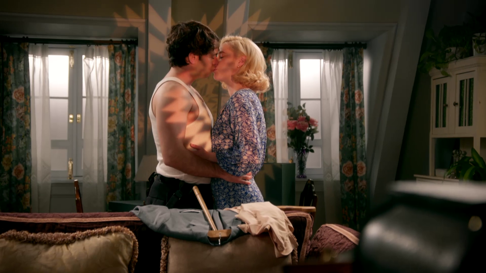 Laurita y Agustín se dan su primer beso - Salón de té La Moderna | Ver