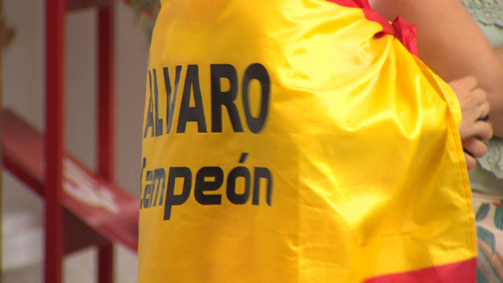 Llerena, el pueblo de Álvaro Martín vibra con su bronce en marcha | Ver