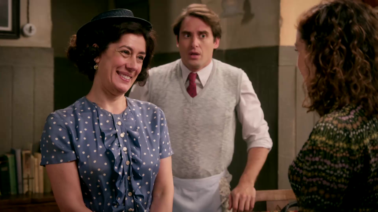 Leonora, la madre de Trini, llega a La Moderna - Salón de té La Moderna | Ver