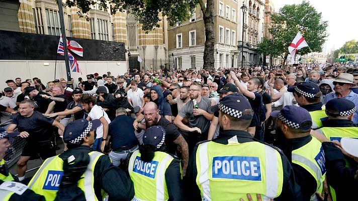 Informativo 24h - El asesinato de tres niñas provoca violentas protestas en Londres con más de 100 detenidos