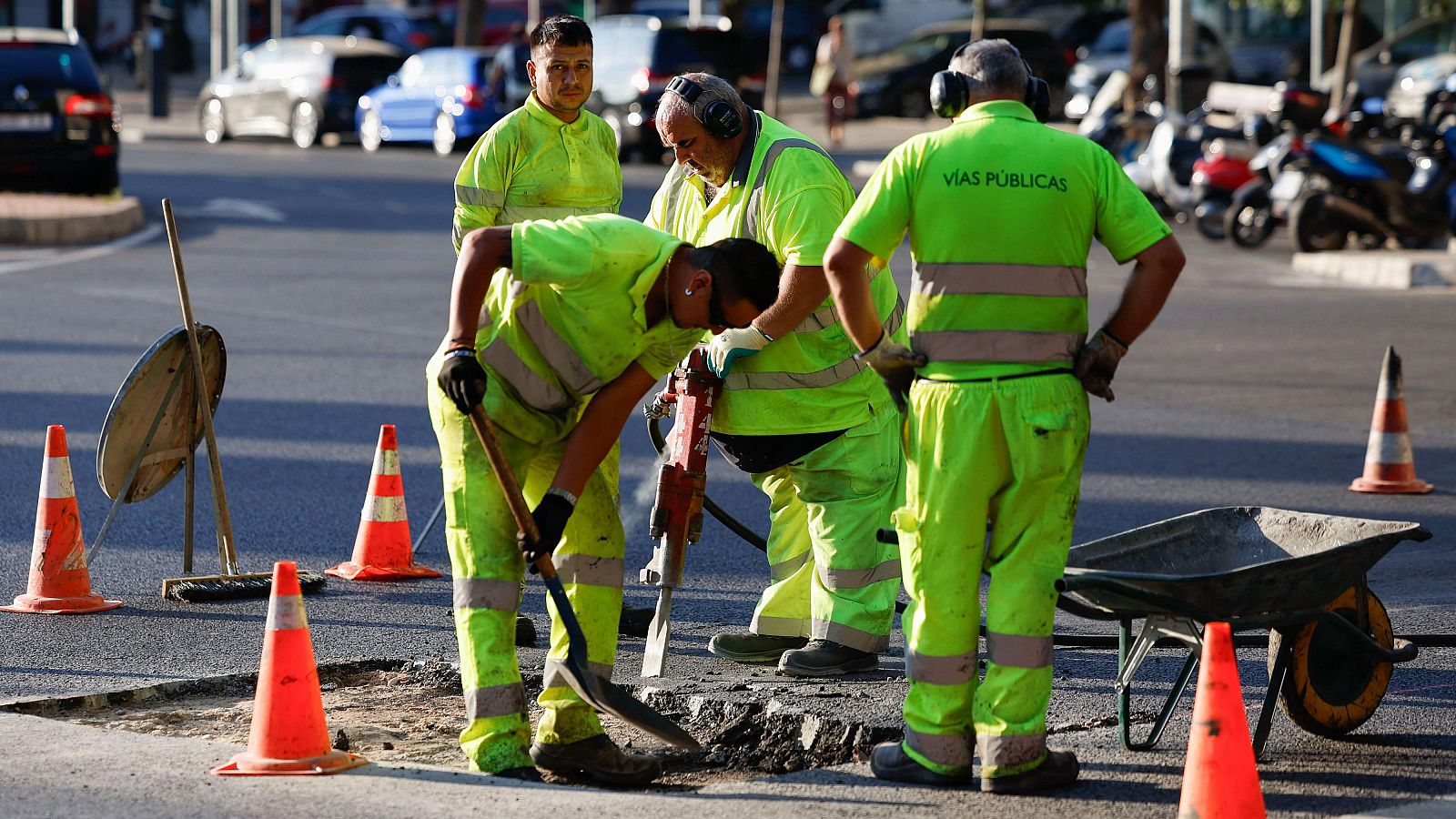 El paro desciende en julio hasta los 2,5 millones de personas - Informativo 24h | Ver
