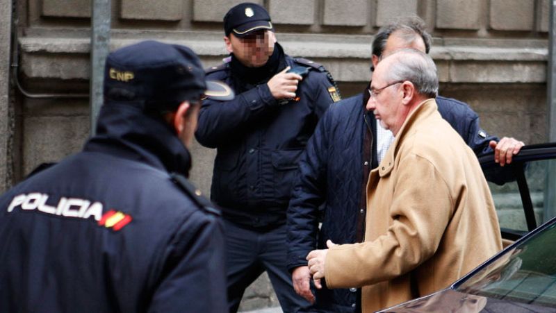 Afectados por preferentes de Bankia increpan a Rato a su llegada a la Audiencia Nacional | Ver
