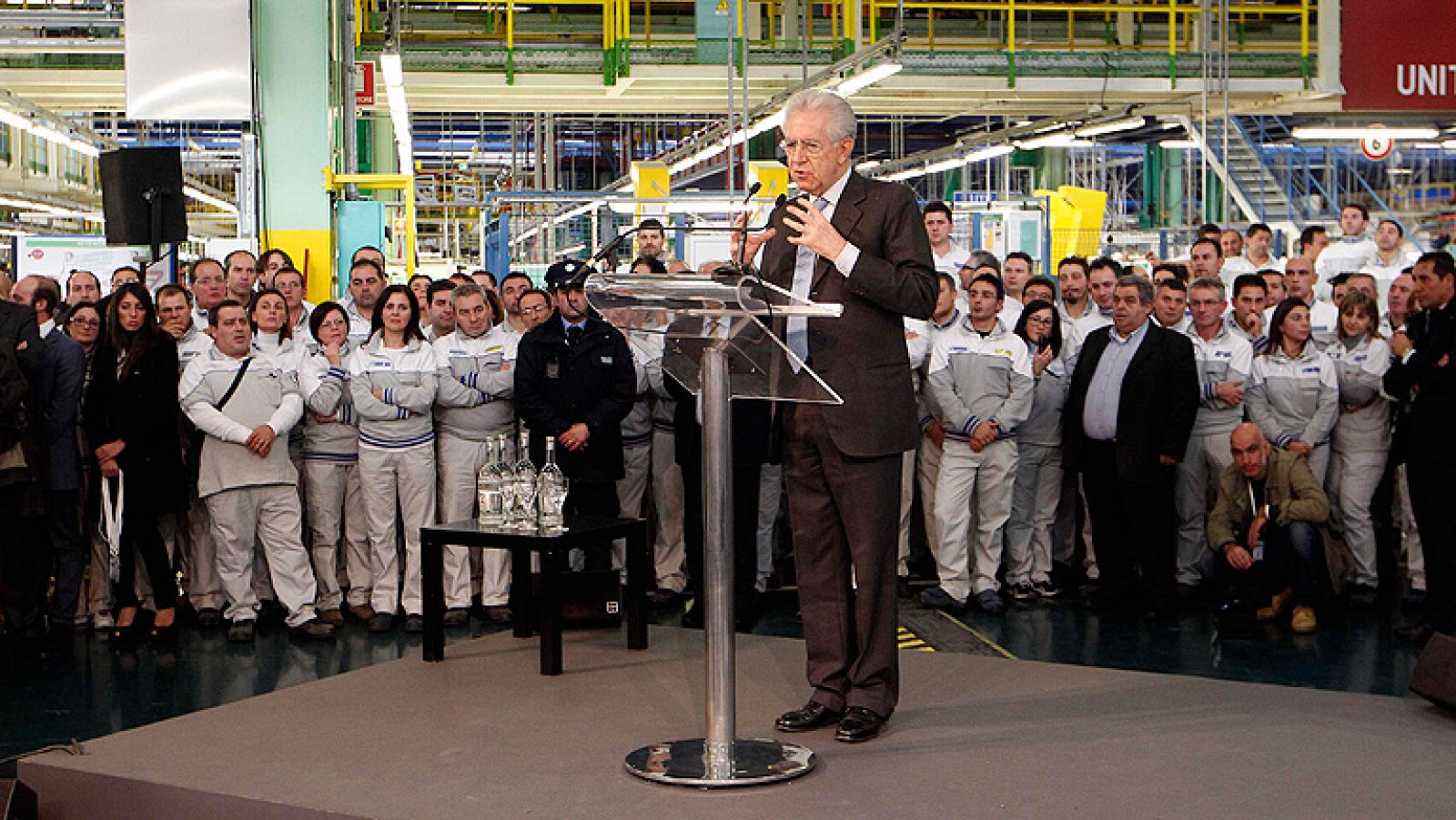 El Senado italiano ha aprobado los presupuestos generales del Estado para 2013, en lo que supone la penúltima lectura parlamentaria del texto y que permite que se agilice la formalización de la dimisión del primer ministro, Mario Monti, que se prevé