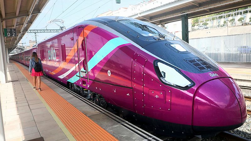 Los viajeros de un tren detenido rompen una ventanilla por el calor - Informativo 24h | Ver