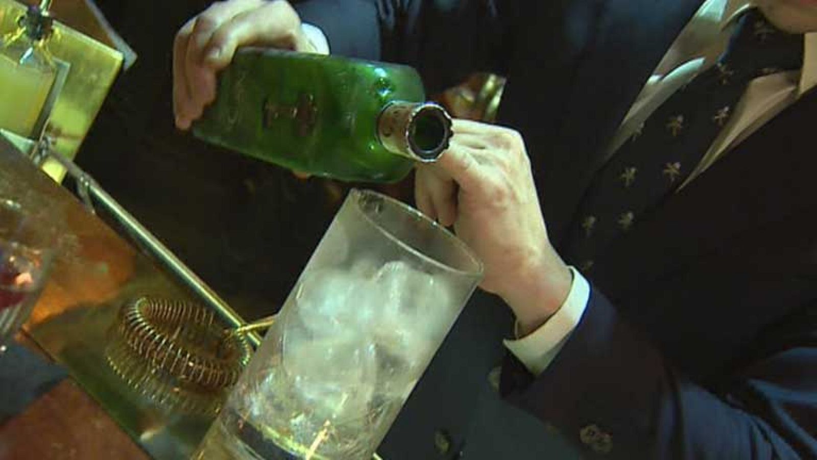 Un libro repasa ahora la relación entre las letras y los cócteles: Mezclados y agitados