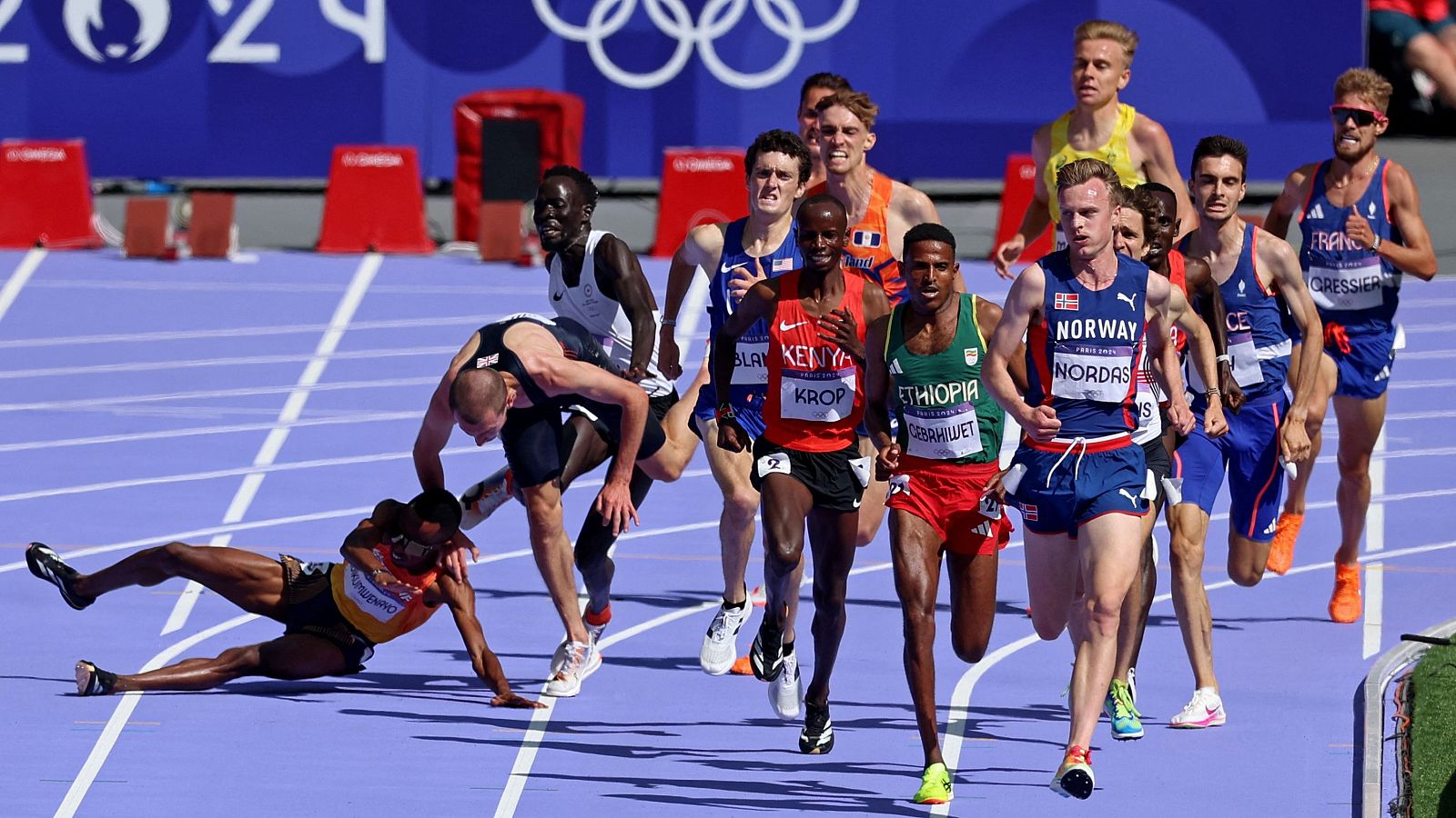 Caída de Thierry Ndikuumwenayo en 5.000m | Atletismo París 2024 - Atletismo JJOO París 2024 | Ver