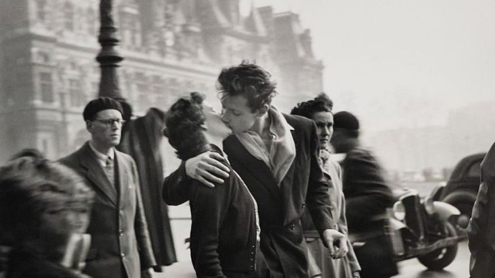 Telediario 2 - París, escenario digno de fotografiar: del beso a la maratón de los Juegos Olímpicos