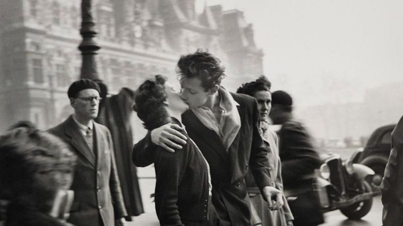 La fotografía en París: del beso a la maratón de las Olimpiadas | Ver