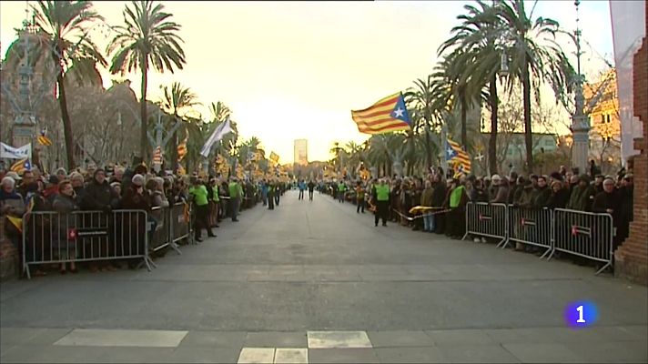 L'Informatiu - L'independentisme prepara la rebuda a Puigdemont a l'Arc de Triomf