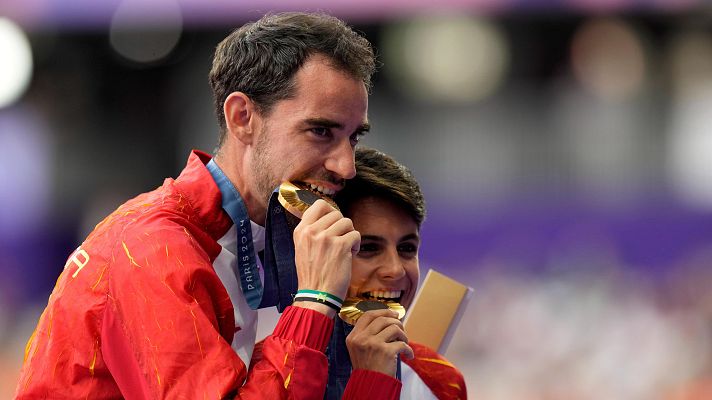 Atletismo JJOO París 2024 - Álvaro Martín y María Pérez ya posan con su oro en los el maratón mixto