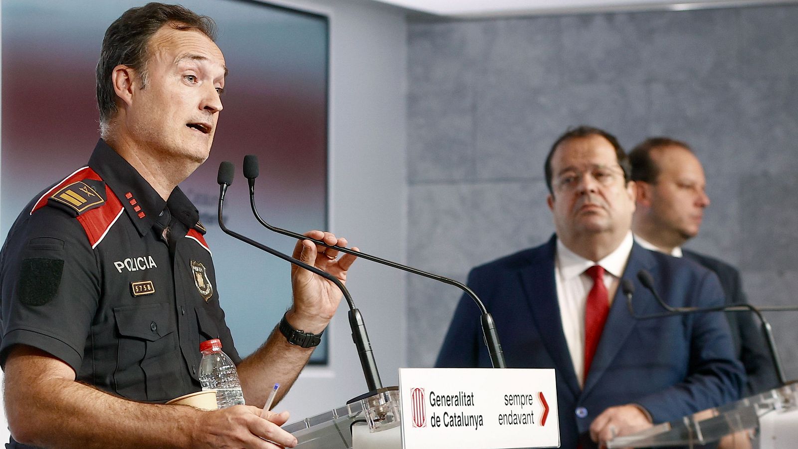 Los Mossos, sobre la no detención de Puigdemont: "La masa hace un muro y no les permiten acceder" - 24 horas | Ver