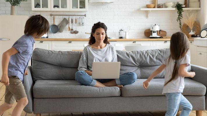 Telediario 1 - Conciliar en verano, un sudoku imposible de resolver que recae en las mujeres