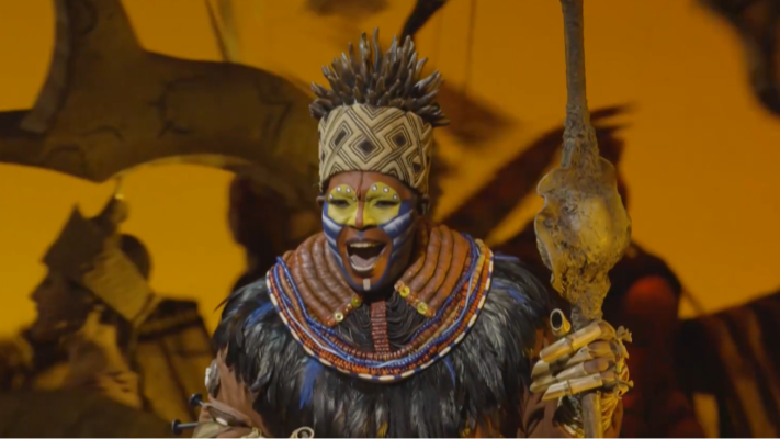 Telediario 1 - El regidor del musical 'El Rey León', la máxima autoridad durante la función