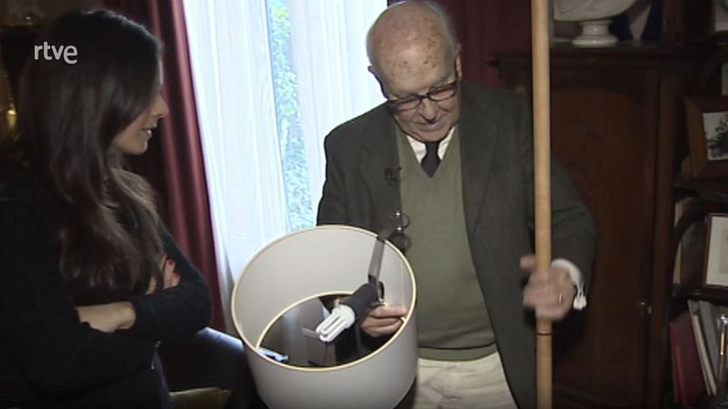 Miguel Milá ens ensenya el seu llum TMC - Arxiu TVE Catalunya | Veure