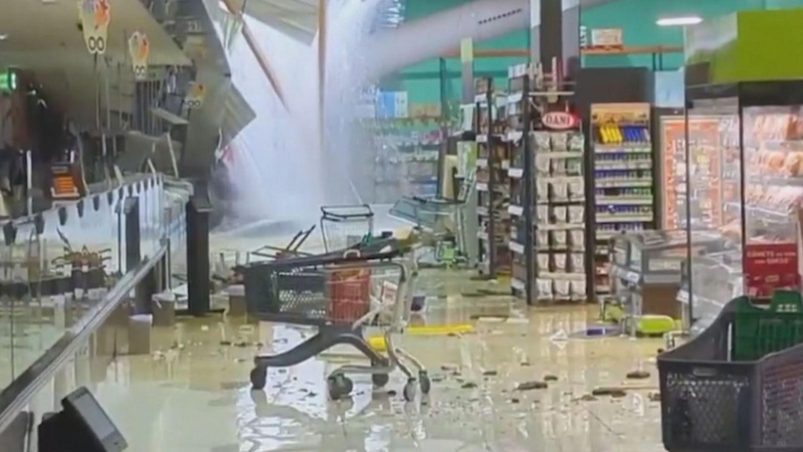 Las fuertes lluvias causan daños en un supermercado de Ontiyent - Informativo 24h | Ver