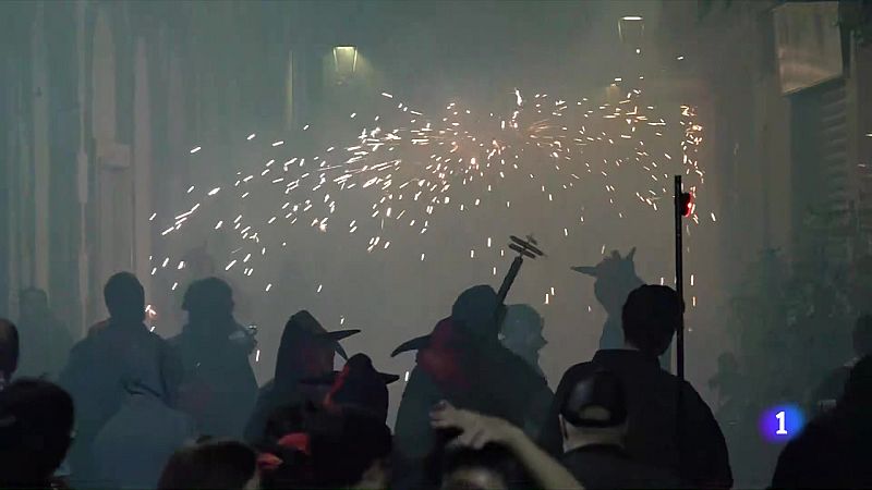 Les festes de Gràcia arrenquen pendents de la pluja i la massificació - L'Informatiu | Veure
