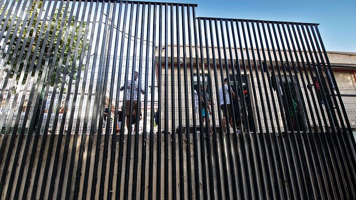 Telediario 1 - Ceuta pide ayuda urgente ante la "emergencia humanitaria" por la saturación de los centros de menores migrantes