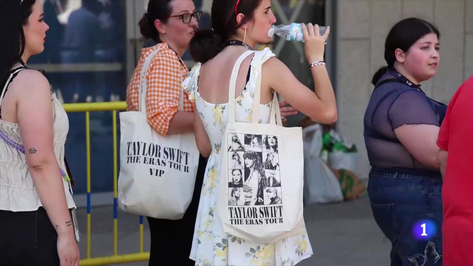 Pulseras luminosas, emociones teledirigidas - Telediario Fin de Semana | Ver