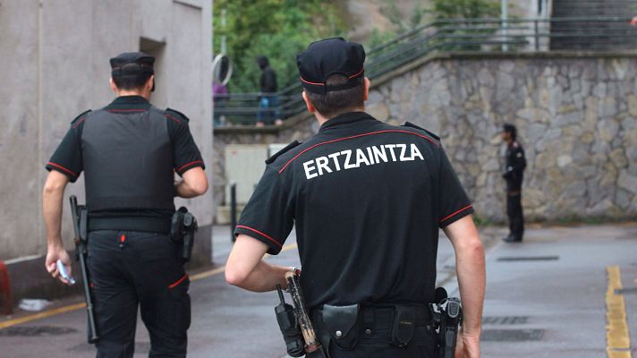 Telediario 1 - El ertzaina que intentó agredir a su pareja cambió de sexo y consta como mujer