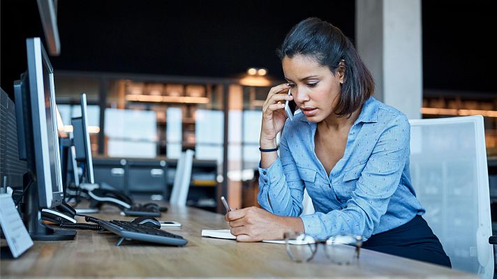 Telediario 1 - El Gobierno pondrá coto a la contratación de luz o gas por llamada telefónica