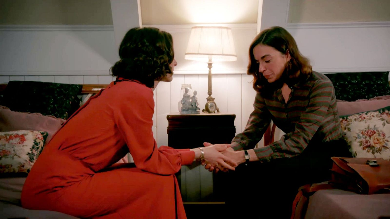 Inés consuela a Celia tras la respuesta de Laura - Salón de té La Moderna | Ver