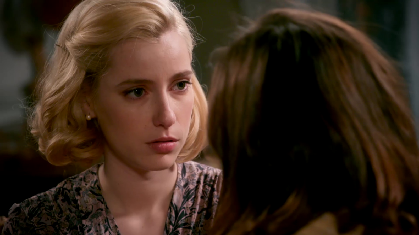 Laura sale huyendo tras la confesión de Celia - Salón de té La Moderna | Ver