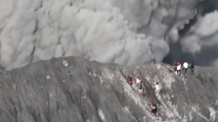 Informativo 24h - Un grupo de montañeros logra escapar de la erupción de un volcán en Indonesia