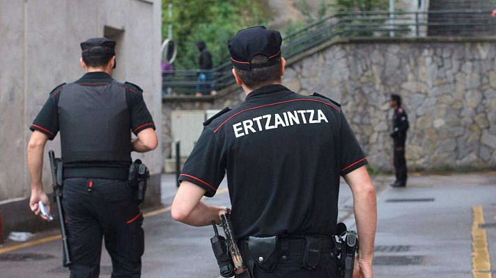 Telediario 1 - Apartan del servicio al ertzaina denunciado por intentar agredir a su mujer con un cuchillo