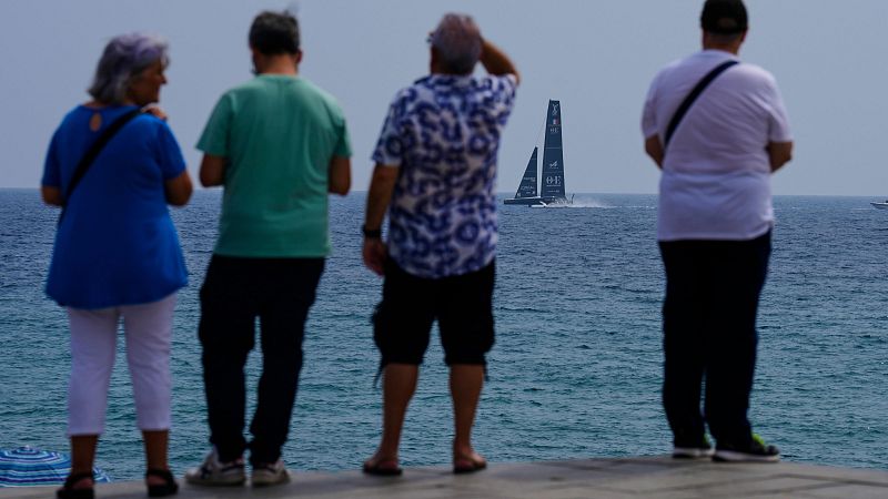Los vecinos de la Barceloneta, entre el recelo y la ilusión por la Copa América de vela