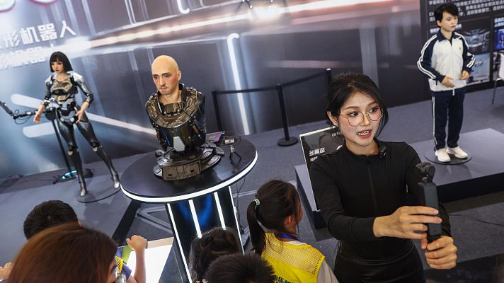 La tarde en 24h - El salón del robot de Pekín: humanoides que sirven para todo
