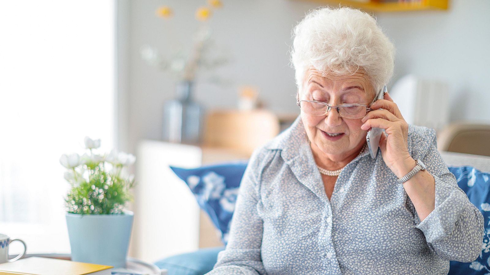 Estafas a personas mayores: desde una llamada del hijo en apuros a un décimo de lotería falso | Ver