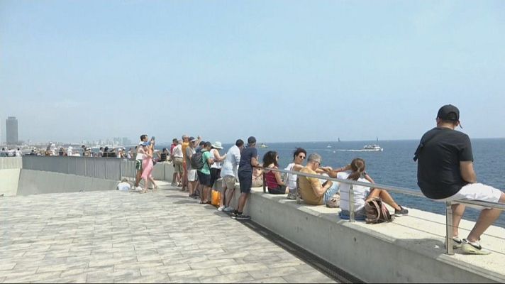 L'Informatiu - Més turistes que barcelonins a la 'fan zone' de la Copa Amèrica