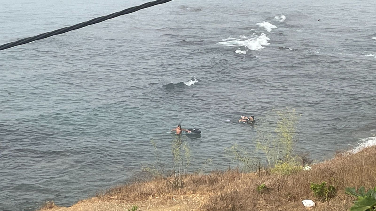 Más de una decena de menores llegan a Ceuta desde Marruecos con flotadores | Ver