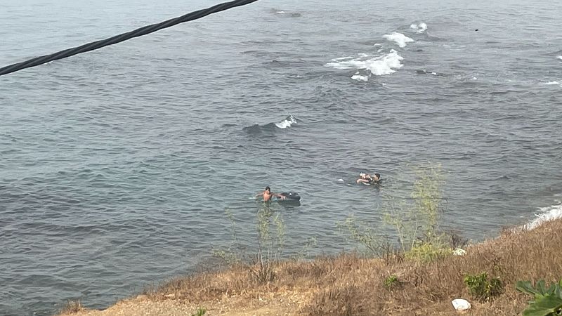 Más de una decena de menores llegan a Ceuta desde Marruecos con flotadores | Ver