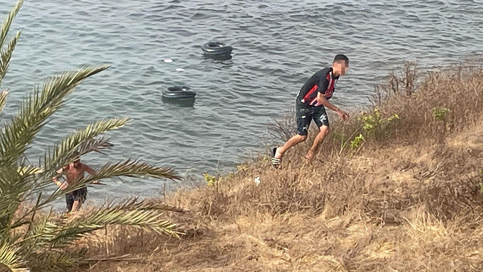 Mas de 200 migrantes entran a nado en Ceuta, 17 de ellos menores | Ver