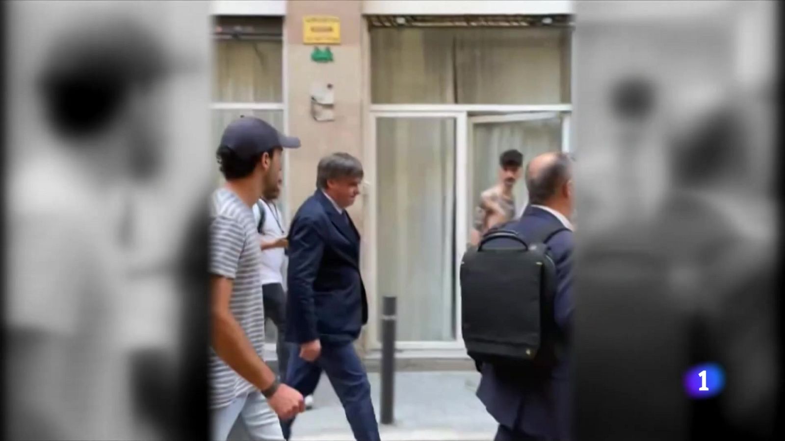 Suspenen de sou i feina els 3 mossos que van ajudar a fugir Puigdemont - L'Informatiu | Veure