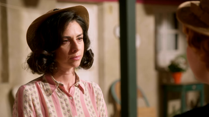 Salón de té La Moderna - Lucía anuncia a Antonia que se quedará en Madrid