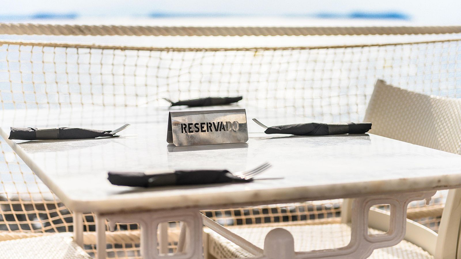 Pedir la tarjeta o aplicar un recargo si no se acude: las fórmulas de los restaurantes para reducir las reservas 'fantasma' | Ver