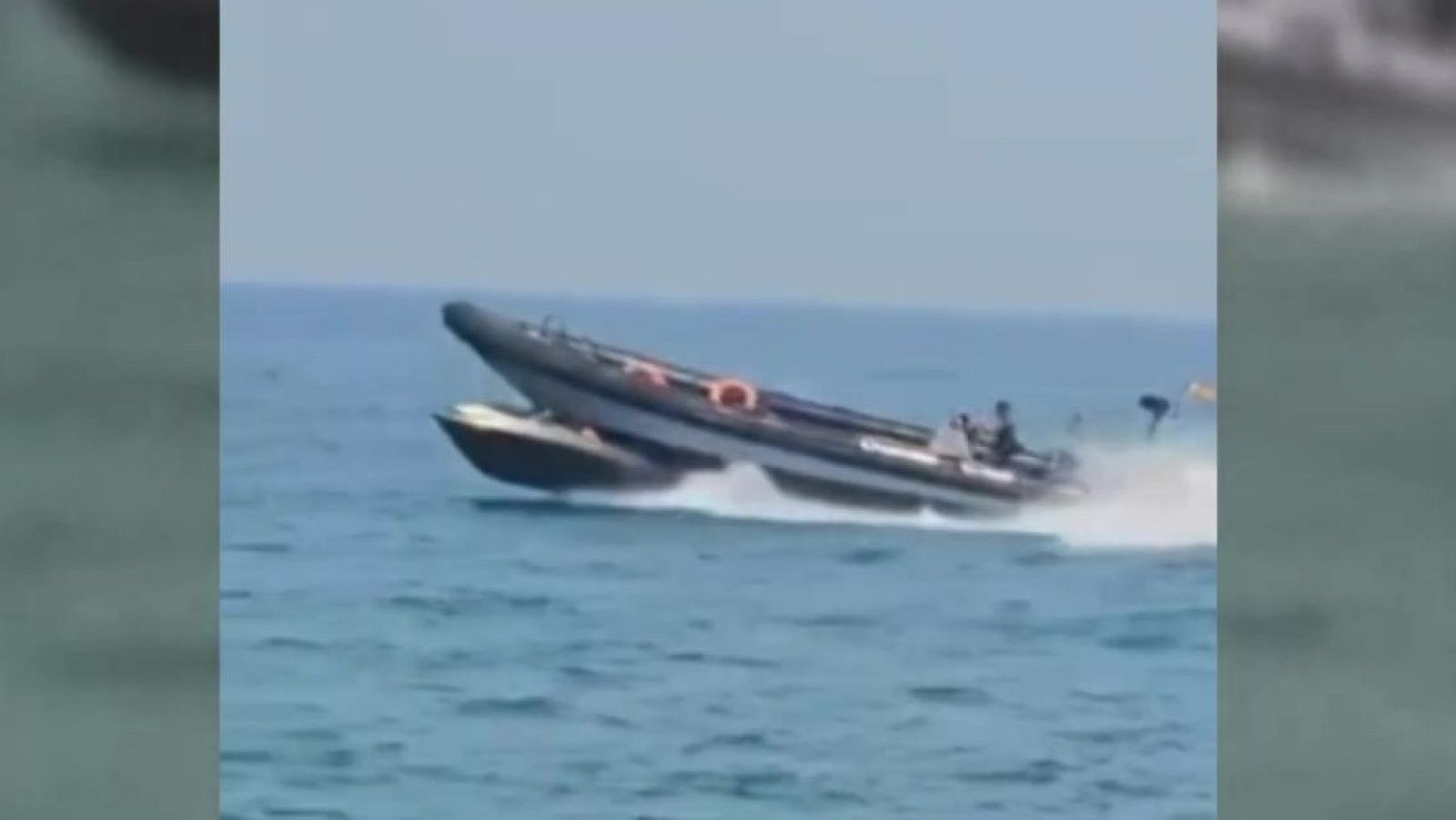 Una patrullera de la Guardia Civil pasa por encima de una lancha - Informativo 24h | Ver