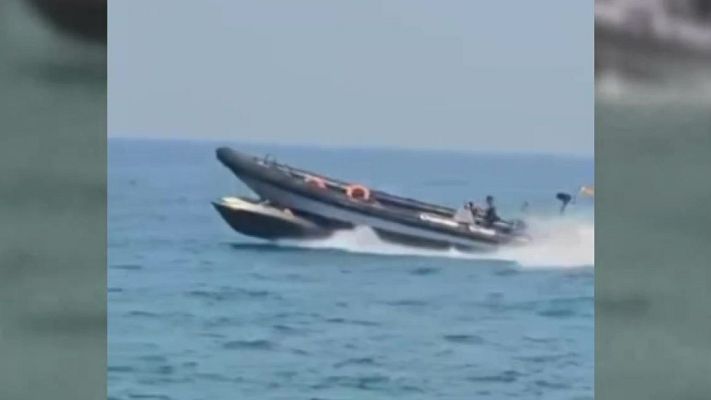 Informativo 24h - Una patrullera de la Guardia Civil pasa por encima de una lancha con cuatro migrantes frente a Melilla