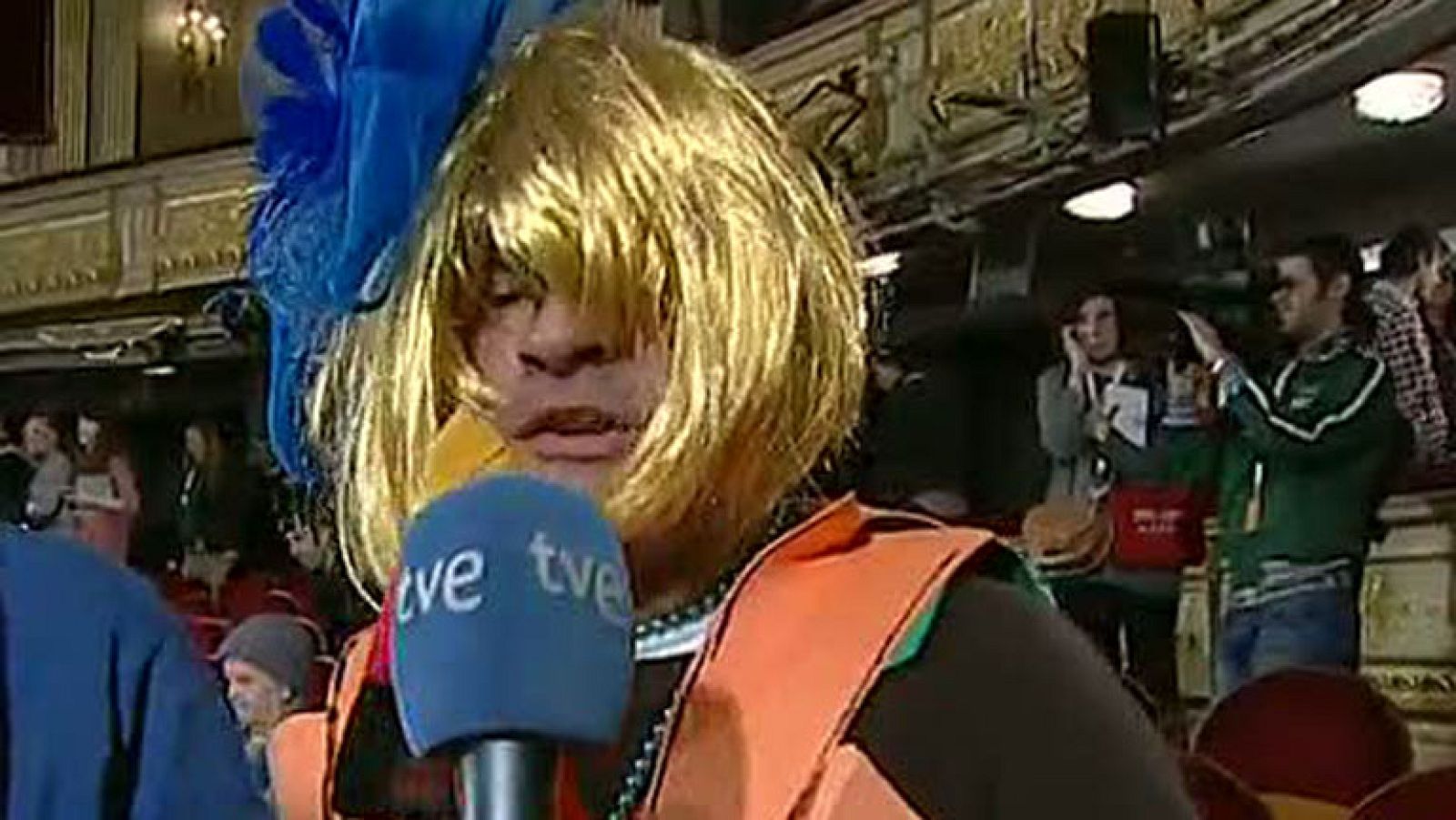 Merkel, entre las primeras personas que llegan al Teatro Real | RTVE | Ver