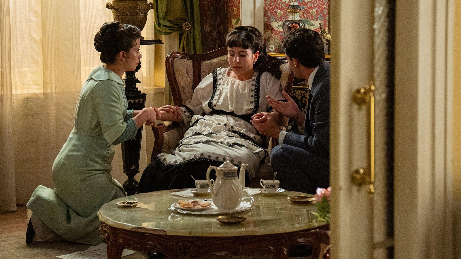 La Promesa: Julia se desmaya en el palacio - La promesa | Ver