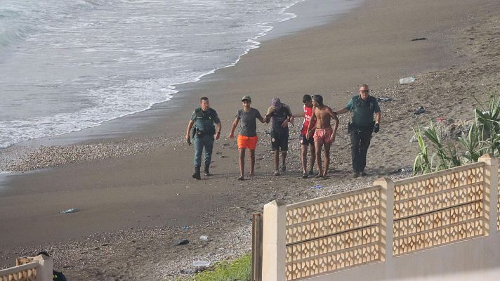 Telediario 2 - La presión migratoria en Ceuta no cesa, aunque descienden las llegadas de menores