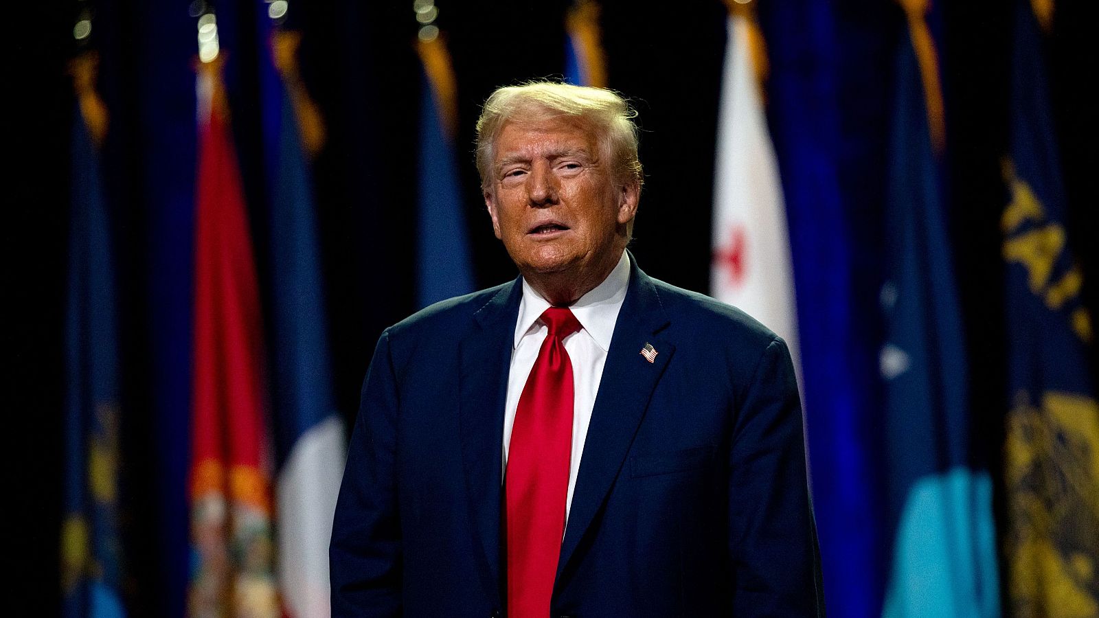 Trump vende cromos y el traje que utilizó en el debate con Biden para recaudar fondos | Ver