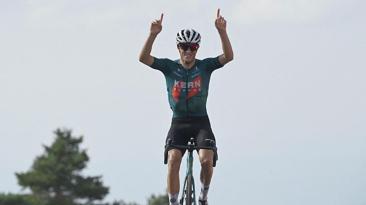 Vuelta ciclista a España - Pablo Castrillo vence en Manzaneda y homenajea al fallecido Manolo Azcona, su descubridor