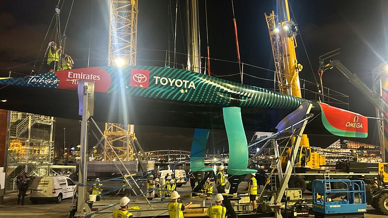 El Team New Zealand no sale a competir en la Copa América tras caerse el barco de la grúa | Ver